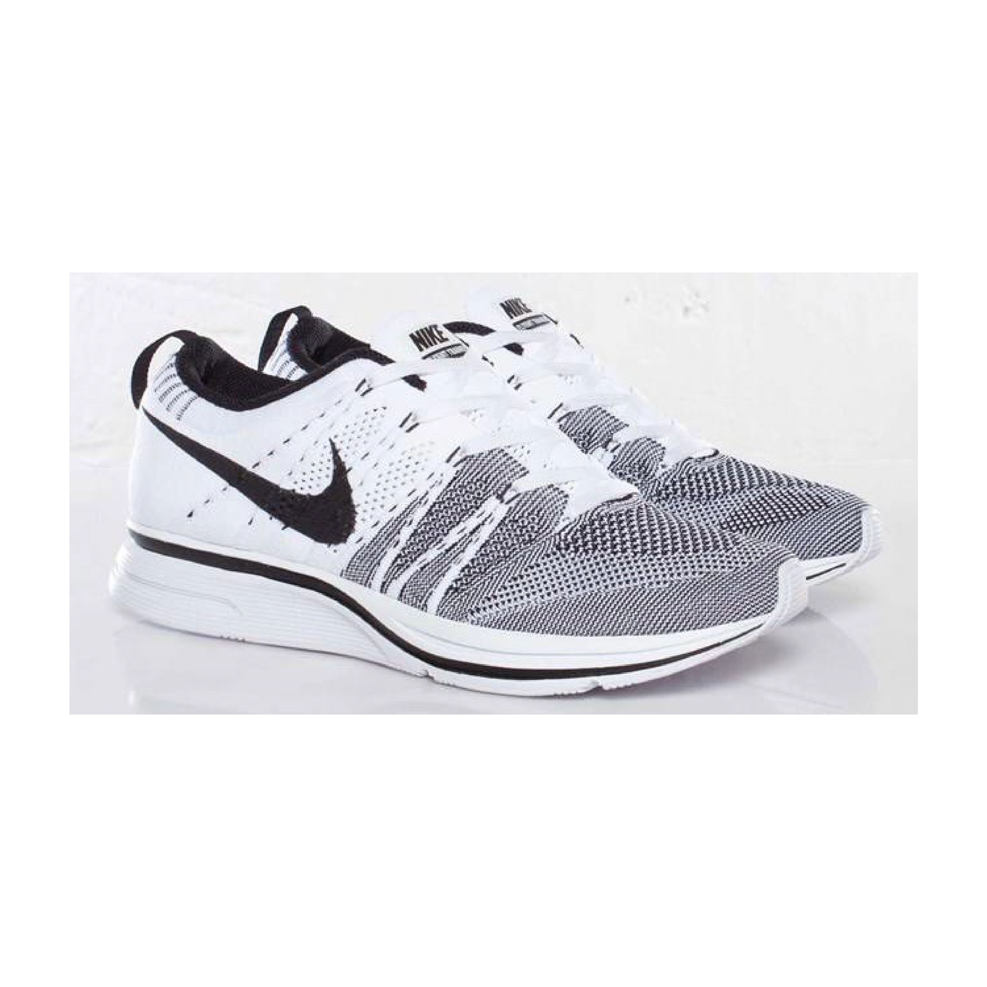 Nike flyknit top trainer white black